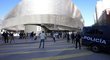 Před Santiago Bernabeu stojí policie celý den Před Santiago Bernabeu stojí policie celý den