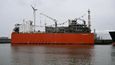 Kotvení nového terminálu na zkapalněný zemní plyn (LNG) v nizozemském přístavu Eemshaven. Odsud bude putovat plyn i do Česka