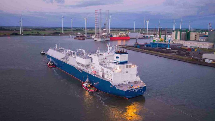 LNG tanker Gaslog Georgetown připlul k terminálu v nizozemském Eemshavenu, aby vyložil zásilku zemního plynu pro ČEZ