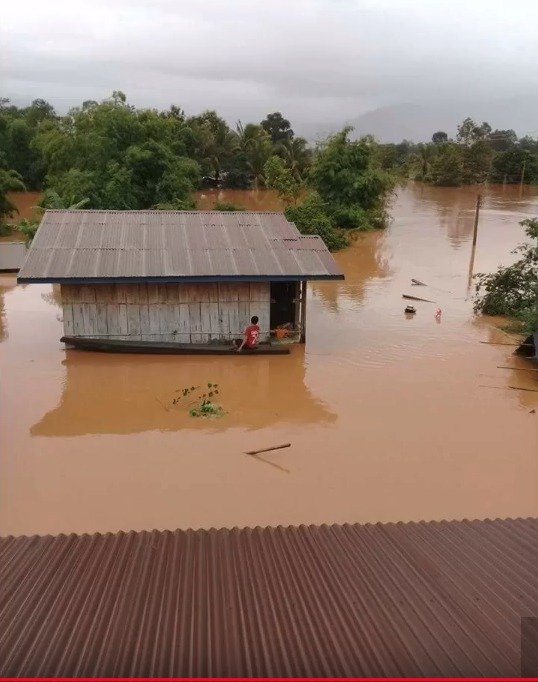 Při záchranných akcích na jihu Laosu, kde se v pondělí protrhla hráz rozestavěné přehrady, bylo dosud objeveno 19 mrtvých