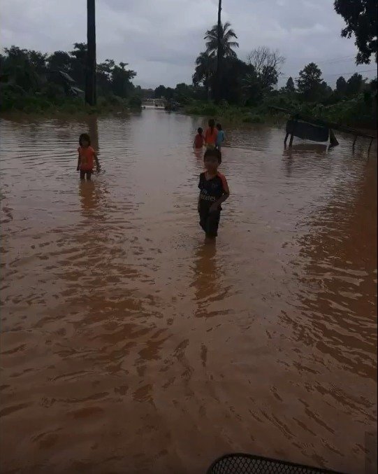 Při záchranných akcích na jihu Laosu, kde se v pondělí protrhla hráz rozestavěné přehrady, bylo dosud objeveno 19 mrtvých