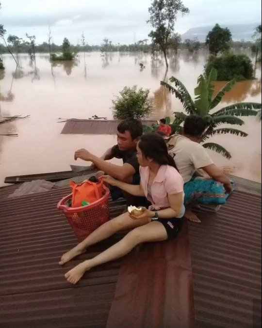 V Laosu, kde se v pondělí protrhla hráz, potřebuje pomoc záchranářů více než 3000 osob a dosud bylo zachráněno 2851 lidí.