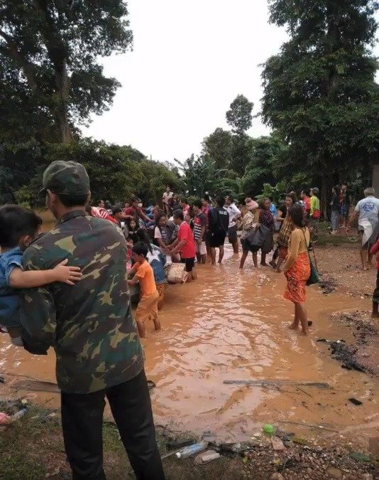 V Laosu, kde se v pondělí protrhla hráz, potřebuje pomoc záchranářů více než 3000 osob a dosud bylo zachráněno 2851 lidí.