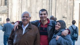 Loay Elbasyouni s rodiči. Mají německé občanství, ale zadrhli se v Gaze.