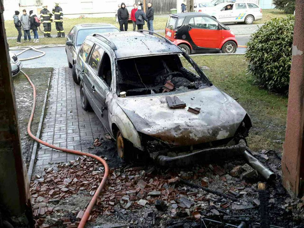 Při požáru rodinného domu v Lobodicích málem uhořel muž.