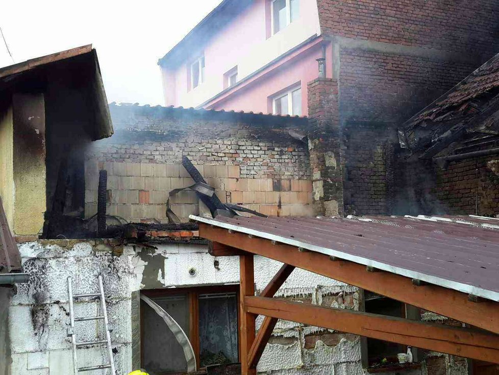 Při požáru rodinného domu v Lobodicích málem uhořel muž.
