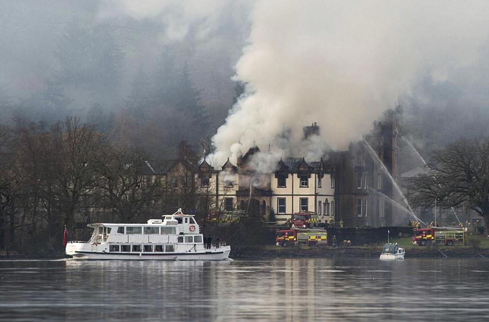 Luxusní hotel Cameron House zachvátil rozsáhlý požár.