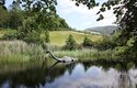 Socha příšery Nessie na březích jezera Loch Ness skutečně existuje!