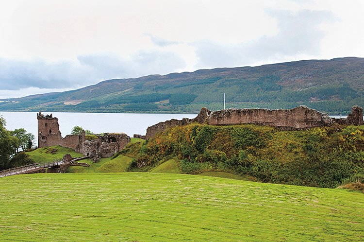 Jezero Loch Ness je 38 km dlouhé a až 3 km široké. Dno leží v hloubce až 230 metrů, což hledání záhadných živočichů samozřejmě ztěžuje