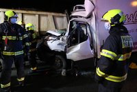 Nehoda na Pražském okruhu. Dodávka vletěla u Lochkova do korby náklaďáku, řidič (54) měl velké štěstí