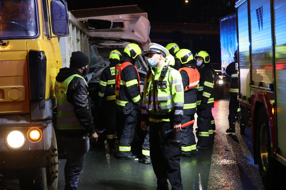 Vážná nehoda na Pražském okruhu: U Lochkova se srazila dodávka s náklaďákem. (8. prosinec 2020)