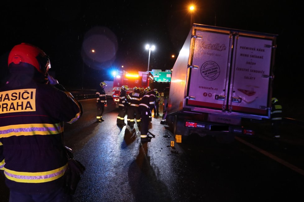 Vážná nehoda na Pražském okruhu: U Lochkova se srazila dodávka s náklaďákem. (8. prosinec 2020)