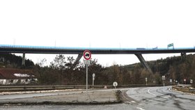 Lochkovský most je součástí nového Pražského okruhu, který byl otevřen v září 2010 tehdejším ministrem dopravy Vítem Bártou