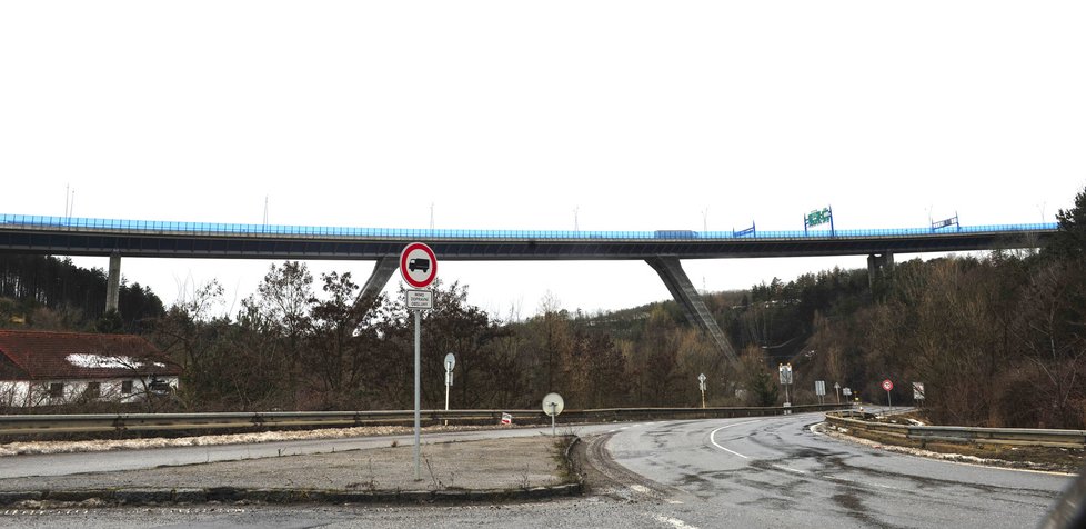 Lochkovský most je součástí nového Pražského okruhu, který byl otevřen v září 2010 tehdejším ministrem dopravy Vítem Bártoue