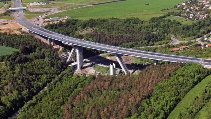 Bögl & Krýsl se podílela také na stavbě Lochkovského mostu (na snímku)