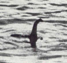 Falešná fotografie Nessie, jíž měl roku 1934 zachytit na svůj fotoaparát britského lékaře.