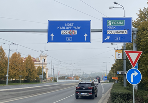 Místo na Lochotín jedou řidiči v Plzni na Lochótin.