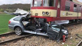 Srážka vlaku s autem u Lochovic si vyžádala lidský život 