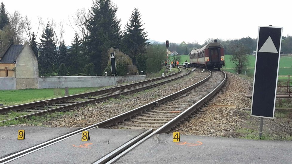 Srážka vlaku s autem u Lochovic si vyžádala lidský život