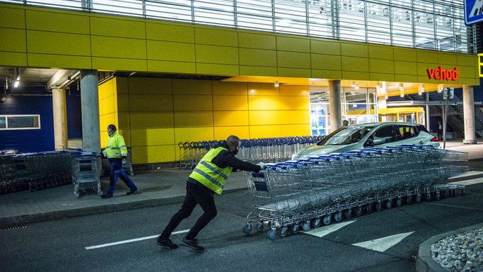 IKEA poslední hodinu před takzvaným lockdownem. Většina obchodů v Evropě je uzavřená od konce října.