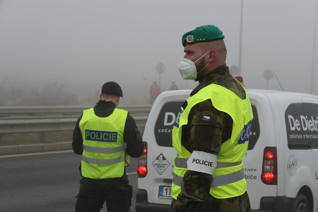 Do kontrol ohledně cestování mezi okresy se v Praze zapojili i vojáci. (2. března 2021)