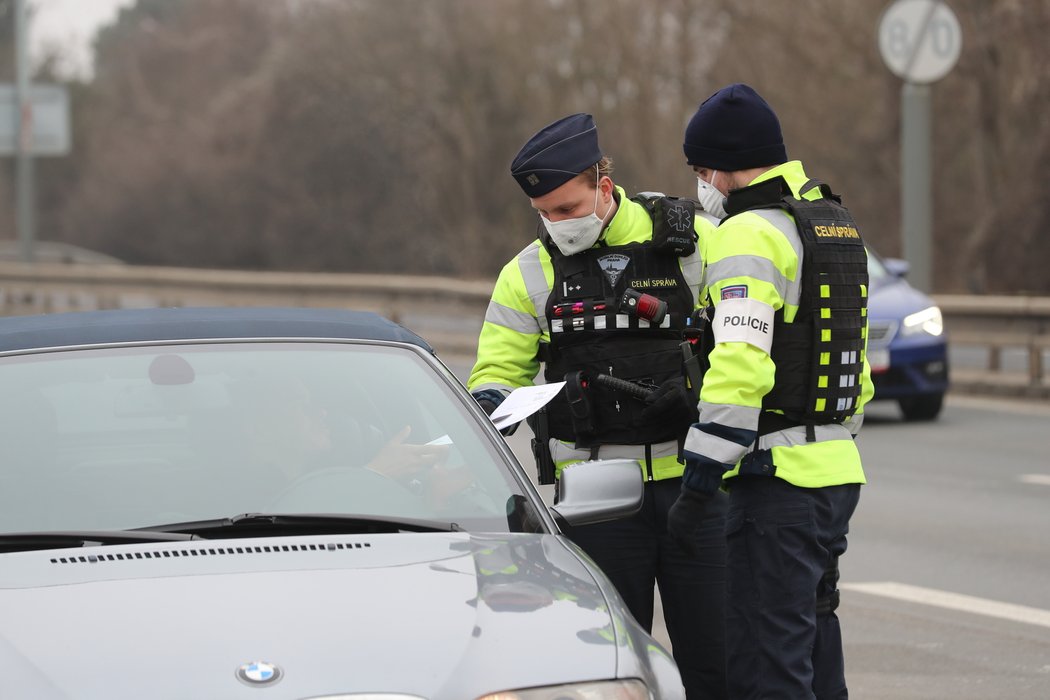 Do kontrol ohledně cestování mezi okresy se v Praze zapojili i celníci. (2. března 2021)