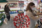 V Pardubickém kraji první den po lockdownu otevřely farmářské trhy, prodejny s dětskou obuví se připravovaly na otevření (9. 4. 2021).