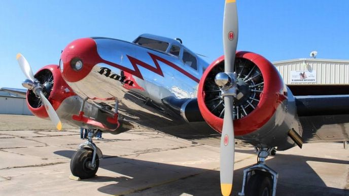 Lockheed Electra A10 při renovaci v americké firmě Wichita Air Services