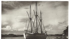 Postaven byl pro druhou Amundsenovu expedici do arktických oblastí, jež začala v roce 1918 a protáhla se na několik let. Po skončení výpravy bylo plavidlo v roce 1925 prodáno Společnosti Hudsonova zálivu, která ho překřtila na Baymaud a využívala k zásobování oblasti.