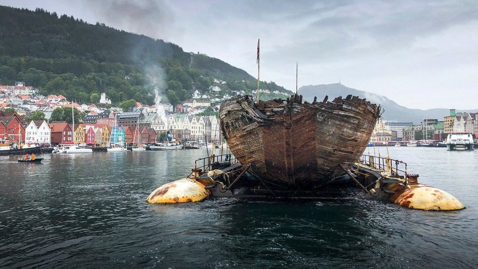 Pozůstatky lodi Maud od Roalda Amundsena míří zpět do Norska.