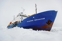 Sněžný drak pohořel: Ledoborec se nedostal k uvězněné lodi s vědci