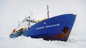 Ruská loď Akademik Šokalskij uvízla v ledu u Antakrtidy.
