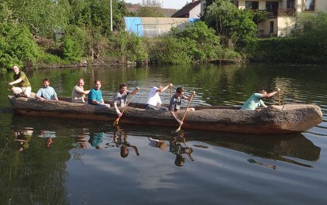 Člun po 20 letech od poslední výpravy na vodě, ale zatím jen na českém rybníce.