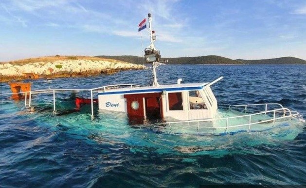 Nástrahy Chorvatska: U ostrova Drvenik se 18. července potopila výletní loď. Nikdo nebyl naštěstí zraněn.