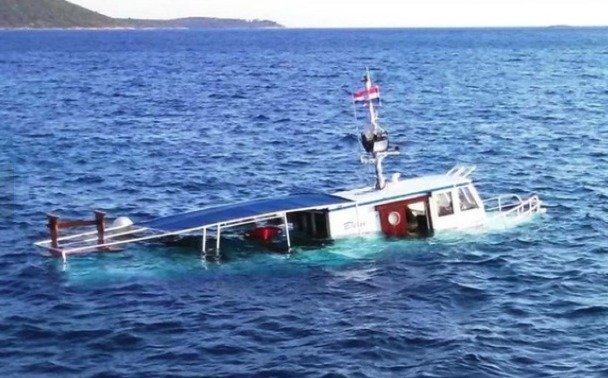 U ostrova Drvenik v Chorvatsku se potopila výletní loď. Nikdo nebyl zraněn.