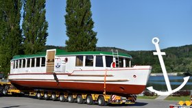 Autojeřáby v přístavišti Bystrc u Brněnské přehrady ukládají na pojízdnou rampu zrenovovanou loď z roku 1955.