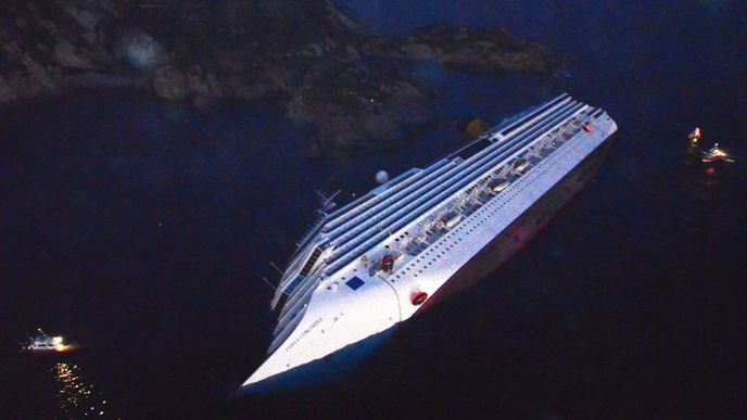 Výletní loď Concordia se po najetí na mělčinu převrátila na bok