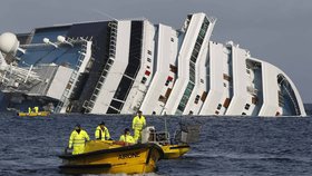 Skupina záchranářů opouští potopenou loď Costa Concordia. Záchranné práce však pokračují