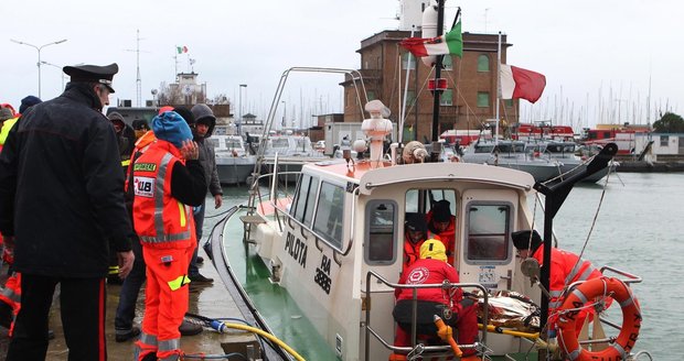 U italských břehů se srazily dvě lodě, jedna z nich se potopila. Na místě zasahovali záchranáři