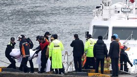 Lodní nehoda u Jižní Koreje si vyžádala 13 mrtvých.