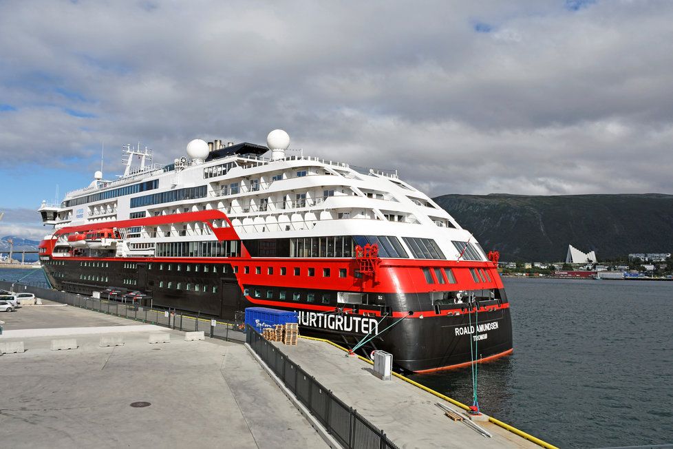 Na palubě lodi společnosti Hurtigruten v norském přístavu Tromsö je nejméně 36 členů posádky nakažených koronavirem (1. 8. 2020)