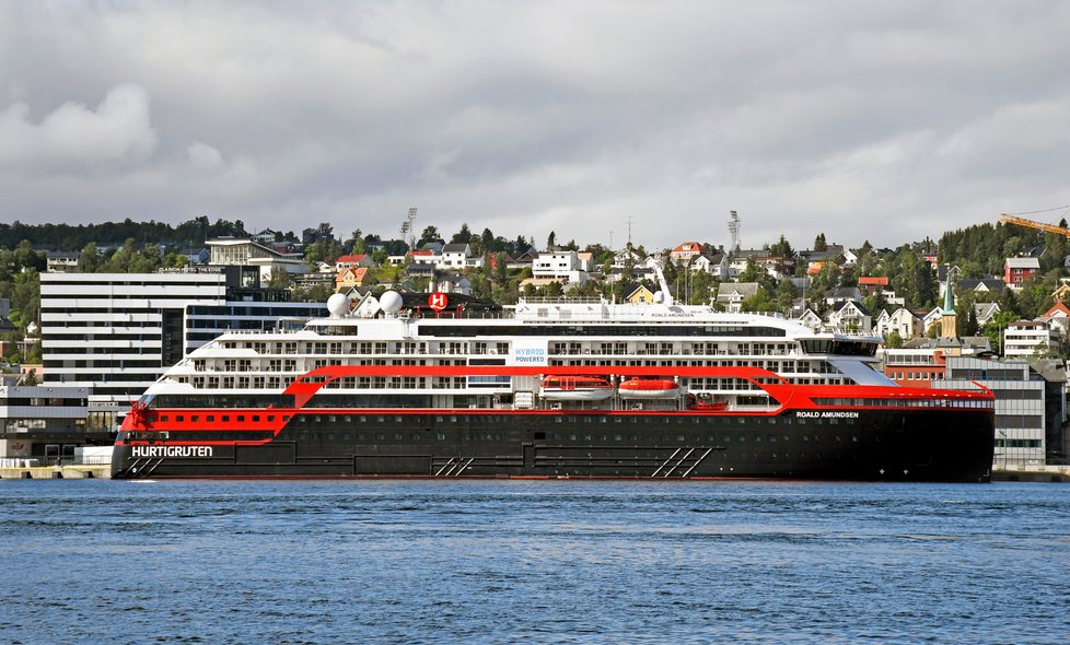 Na palubě lodi společnosti Hurtigruten v norském přístavu Tromsö je nejméně 36 členů posádky nakažených koronavirem (1.8.2020)