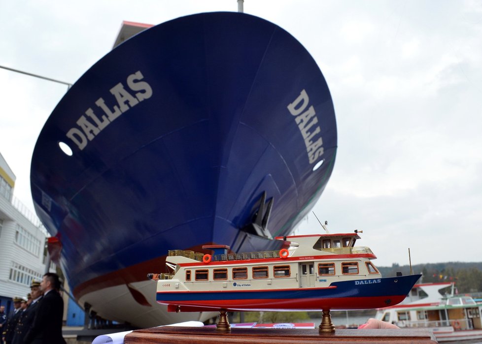 Malá a velká loď aneb model Dallasu před skutečnou novou lodí