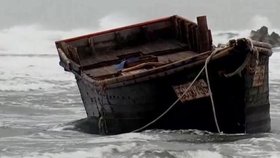 Jedna ze zničených rybářských lodí ze Severní Koreje, kterou moře vyplavilo na japonském pobřeží.