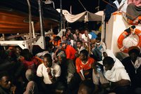 Migranti včetně dvou těhotných žen čekali na lodi dva týdny. Přijme je Tunisko