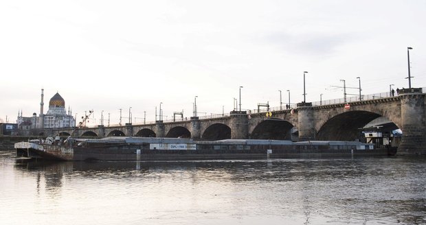 Česká loď uvízla pod mostem v Drážďanech. Pobude si tam, než se zvedne hladina
