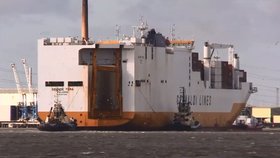 Posádku lodi Grande Tema společnosti Grimaldi Lines zachraňovaly speciální jednotky (22. 12. 2018)