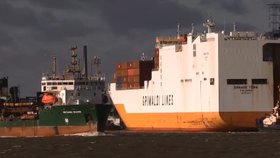 Posádku lodi Grande Tema společnosti Grimaldi Lines zachraňovaly speciální jednotky (22. 12. 2018)