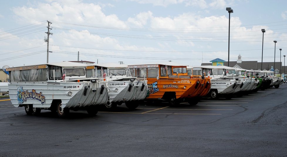 Lodi zaparkované u jezera v Missouri, na kterém došlo k lodnímu neštěstí.