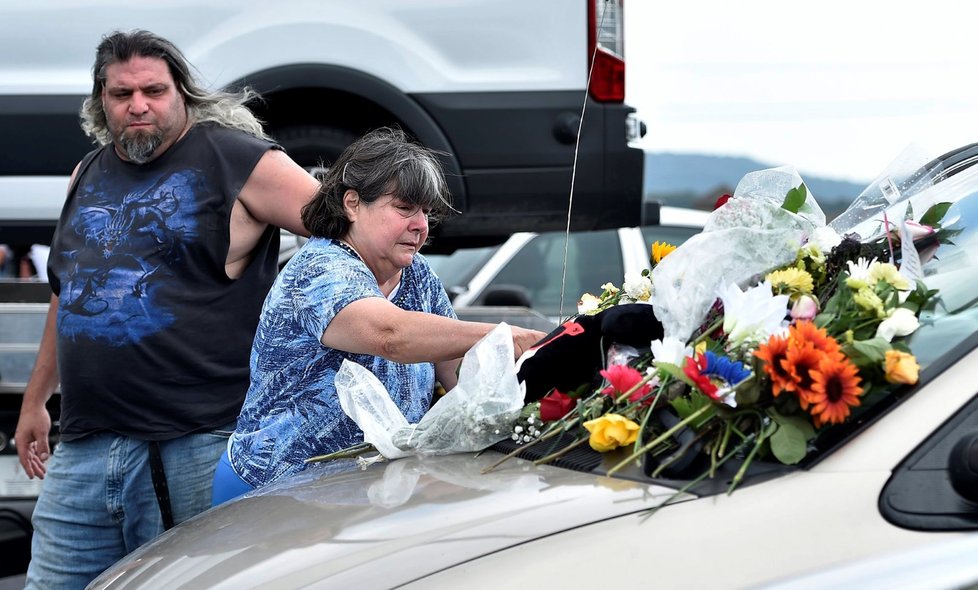 Karen Abbot pokládá květiny na automobil svého zesnulého bratra Williama a jeho ženy Janice Brightové. Pár zemřel při lodním neštěstí v Missouri.